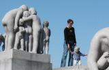 Andrea und Emma im Vigelandpark.